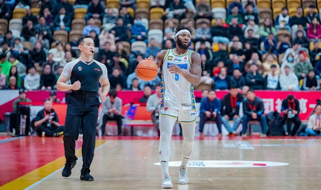 媒体人：许利民换斯佩尔曼让其不爽 但杰曼单外援激活防守伸缩性